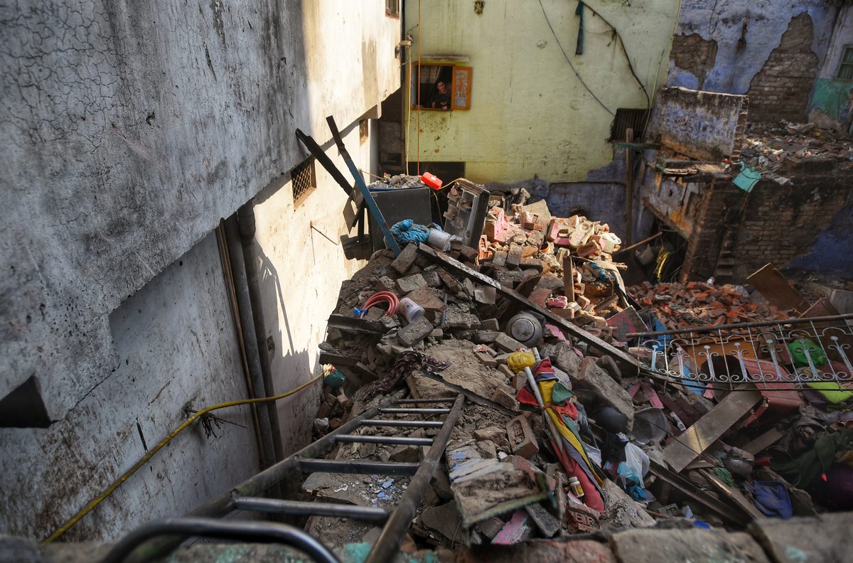 Nuova Delhi: crolla palazzo, due persone sotto le macerie