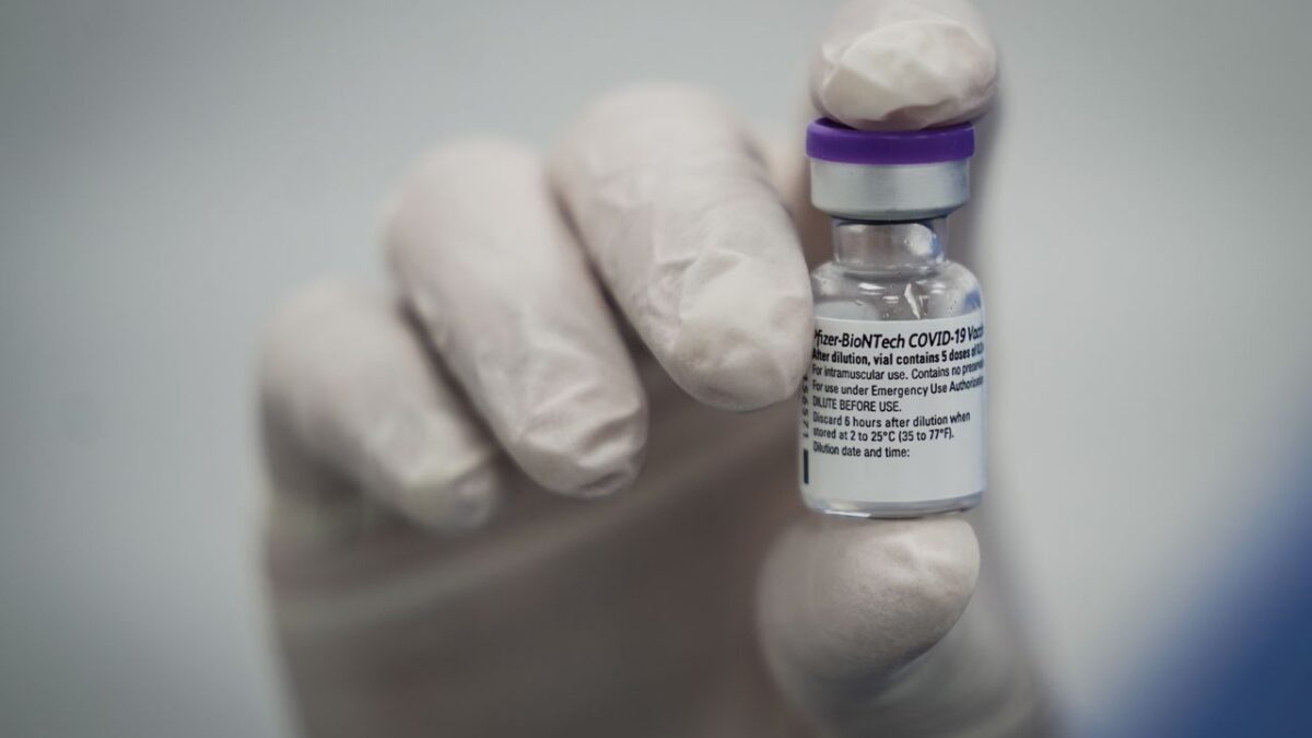 Soldi agli influencer per denigrare il vaccino di Pfizer. Lo zampino della Russia in Francia