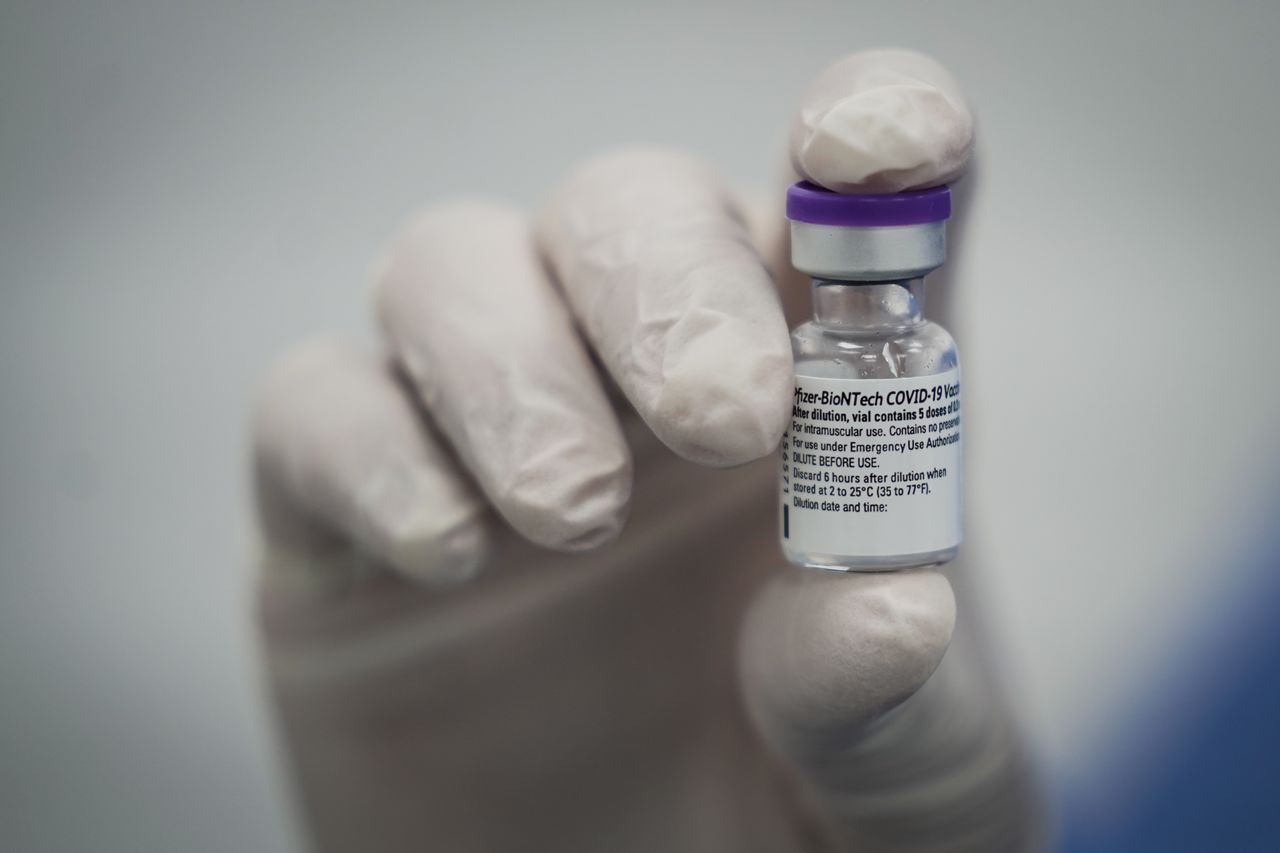 Soldi agli influencer per denigrare il vaccino di Pfizer. Lo zampino della Russia in Francia