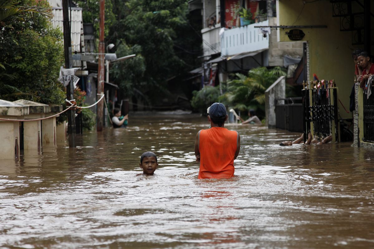 Indonesia: nubifragio a Giacarta, strade allagate dopo l’esondazione dei fiumi