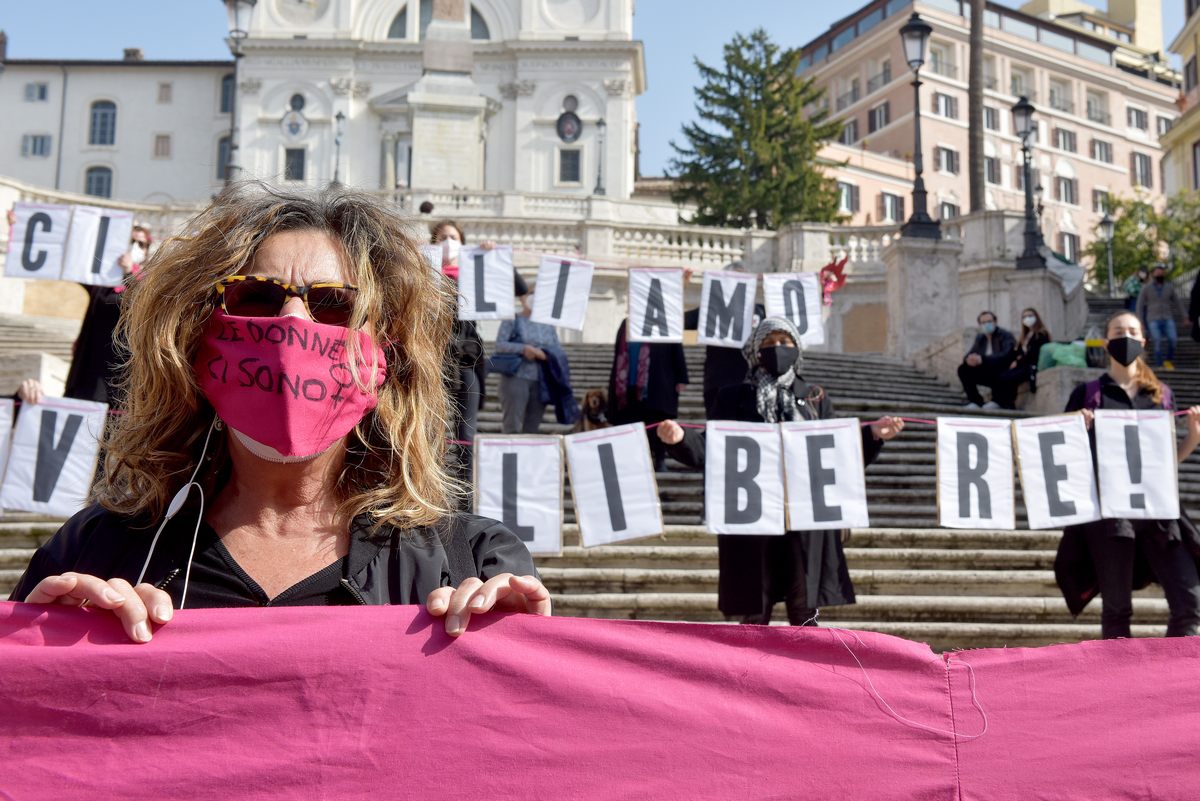 Non una di meno, flash mob in Piazza di Spagna: “Basta femminicidi”