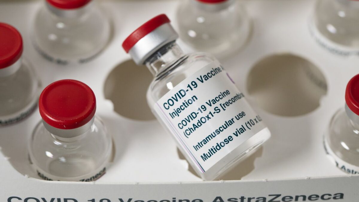 Vaccino AstraZeneca funziona su variante brasiliana: lo studio dell’Università di Oxford