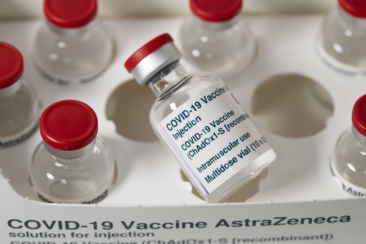 Vaccino AstraZeneca funziona su variante brasiliana: lo studio dell’Università di Oxford