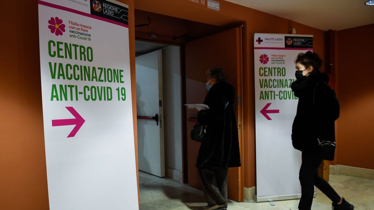 Niente risarcimento per i sanitari che rifiutano il vaccino anti Covid