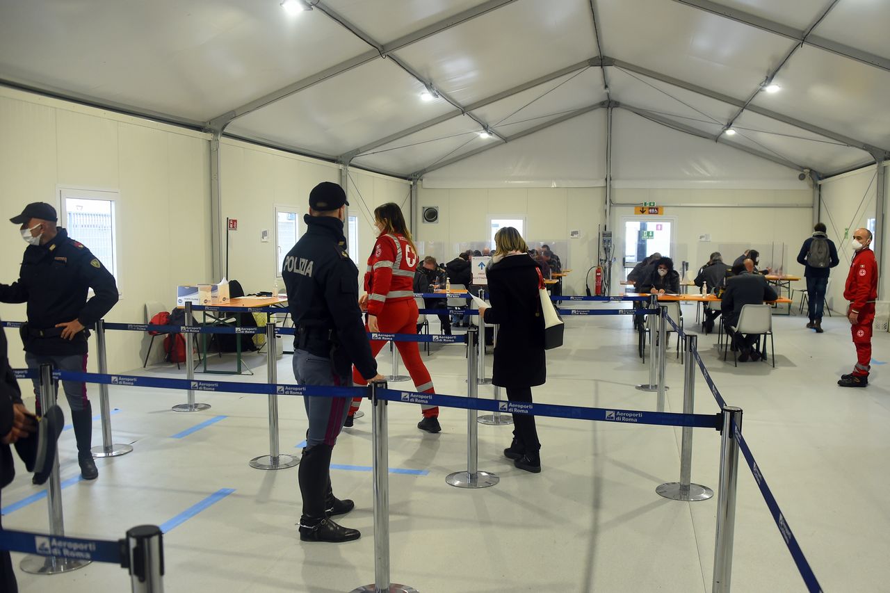 Coronavirus: 13.452 casi su oltre 250mila tamponi, sale il tasso di positività