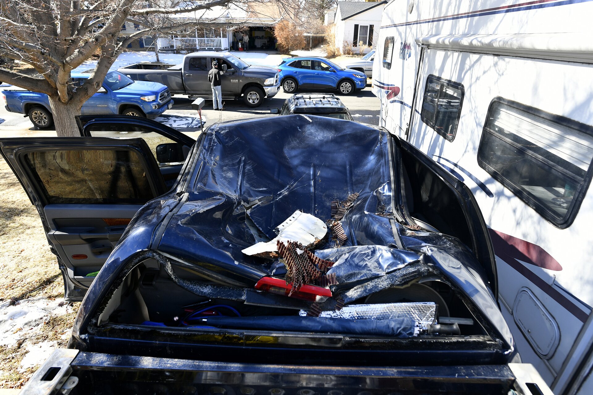 Denver, esplode il motore di un Boeing in volo: auto distrutte e detriti sul suolo