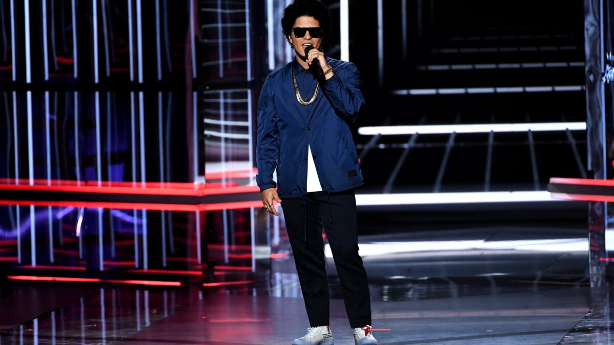 Si spaccia su Instagram per Bruno Mars e riesce a farsi dare 100.000 dollari da una donna