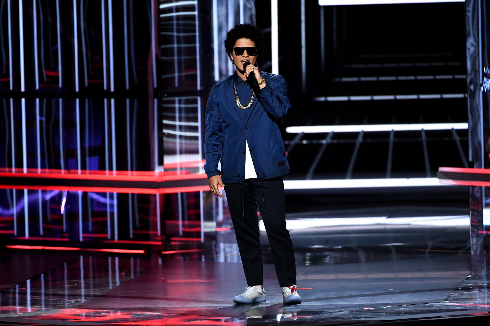 Si spaccia su Instagram per Bruno Mars e riesce a farsi dare 100.000 dollari da una donna