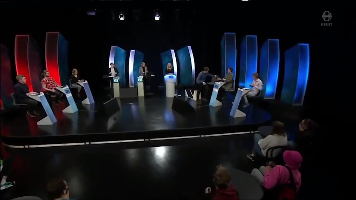 Concorrente infuriato distrugge lo studio durante un game show islandese