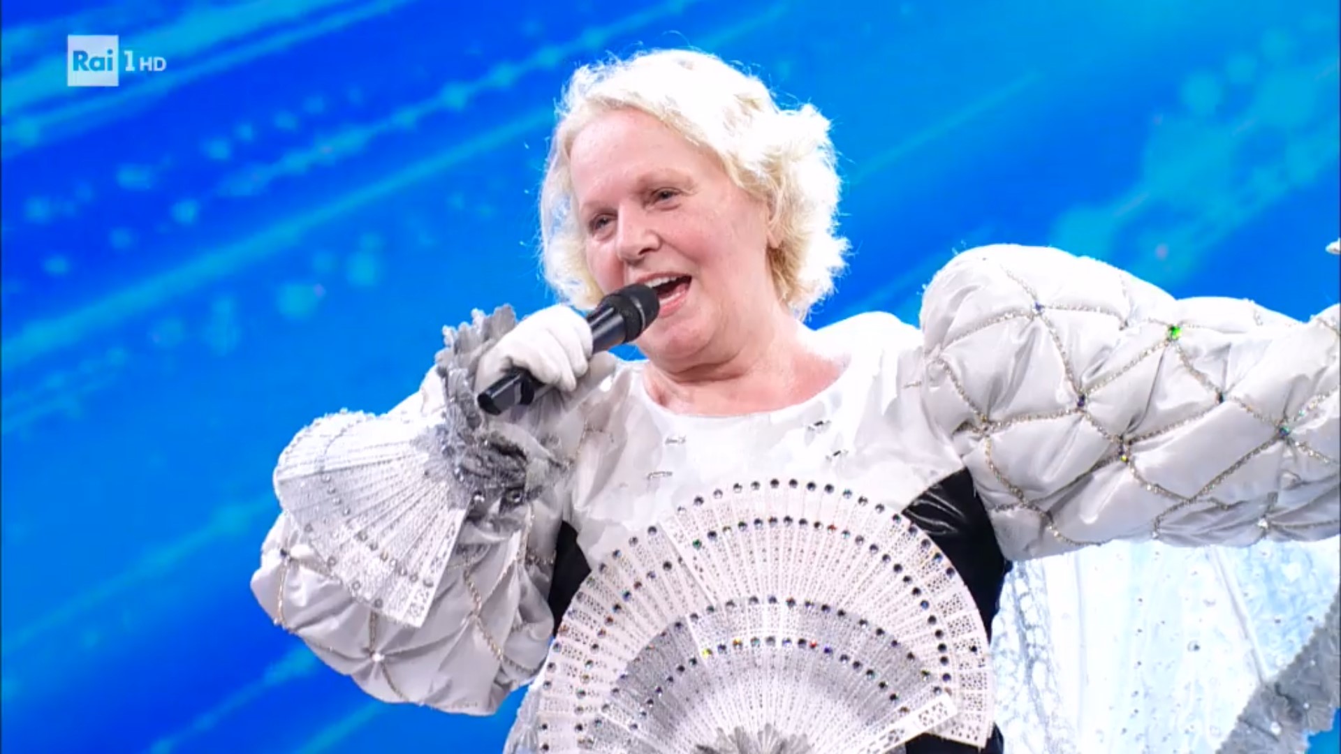 Il Cantante Mascherato, Giraffa eliminata: è Katia Ricciarelli