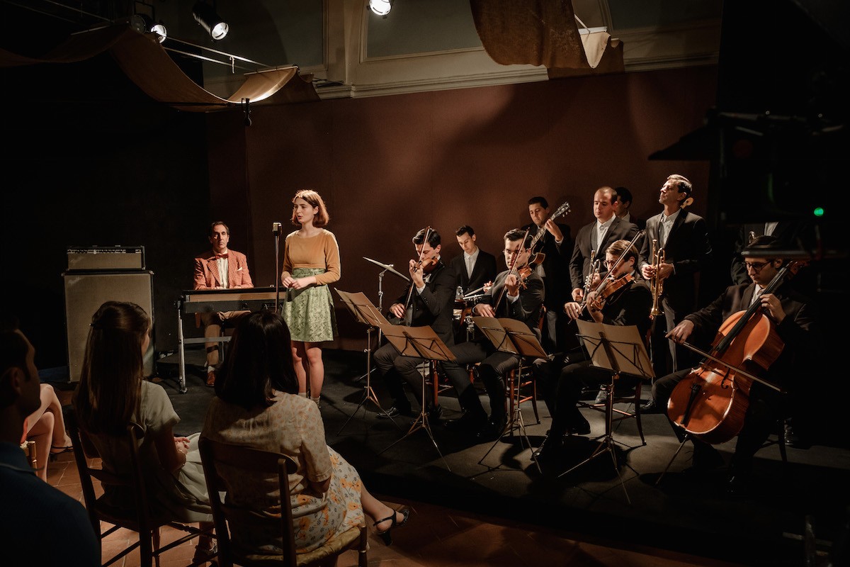 La bambina che non voleva cantare, una favola italiana sulle note della nostalgia e dell’ottimismo: la recensione