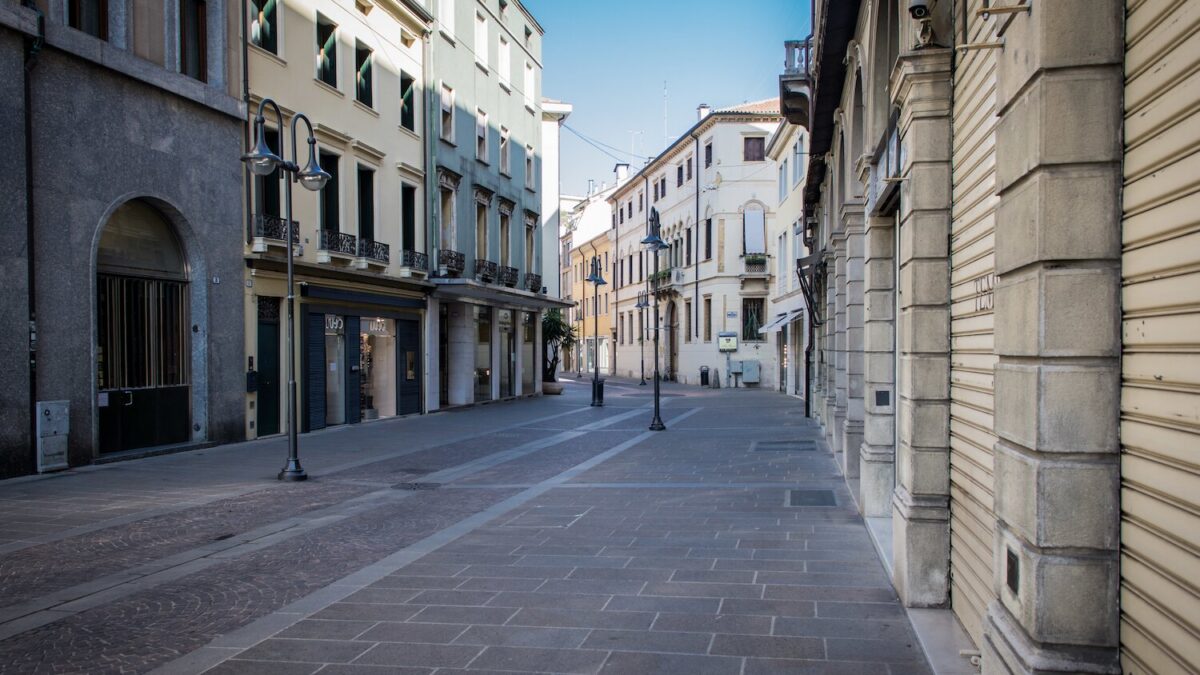 Addio alla zona gialla e tutti in rosso per Pasqua. Il decreto legge è pronto