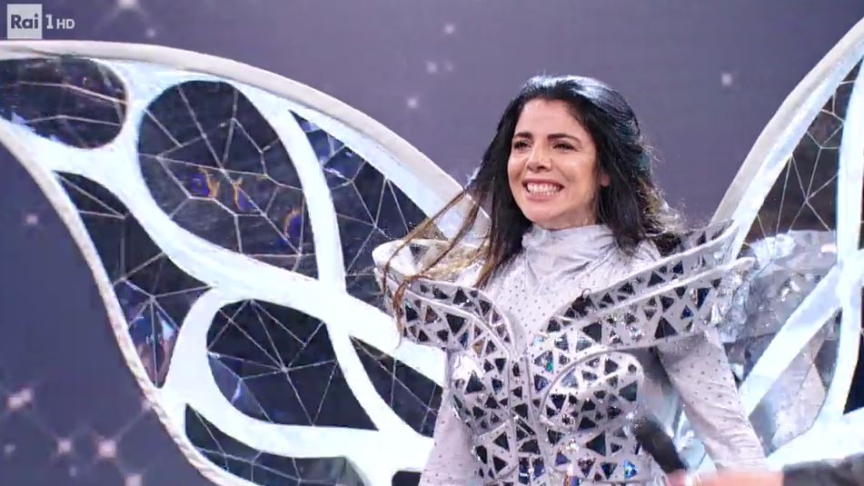 Mietta farfalla cantante mascherato