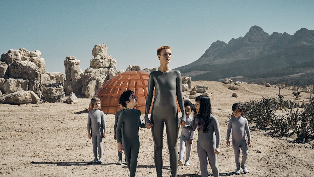 Raised by Wolves su Sky: Ridley Scott regista tv con la “sua” fantascienza tra paure, dubbi e lotta alla sopravvivenza