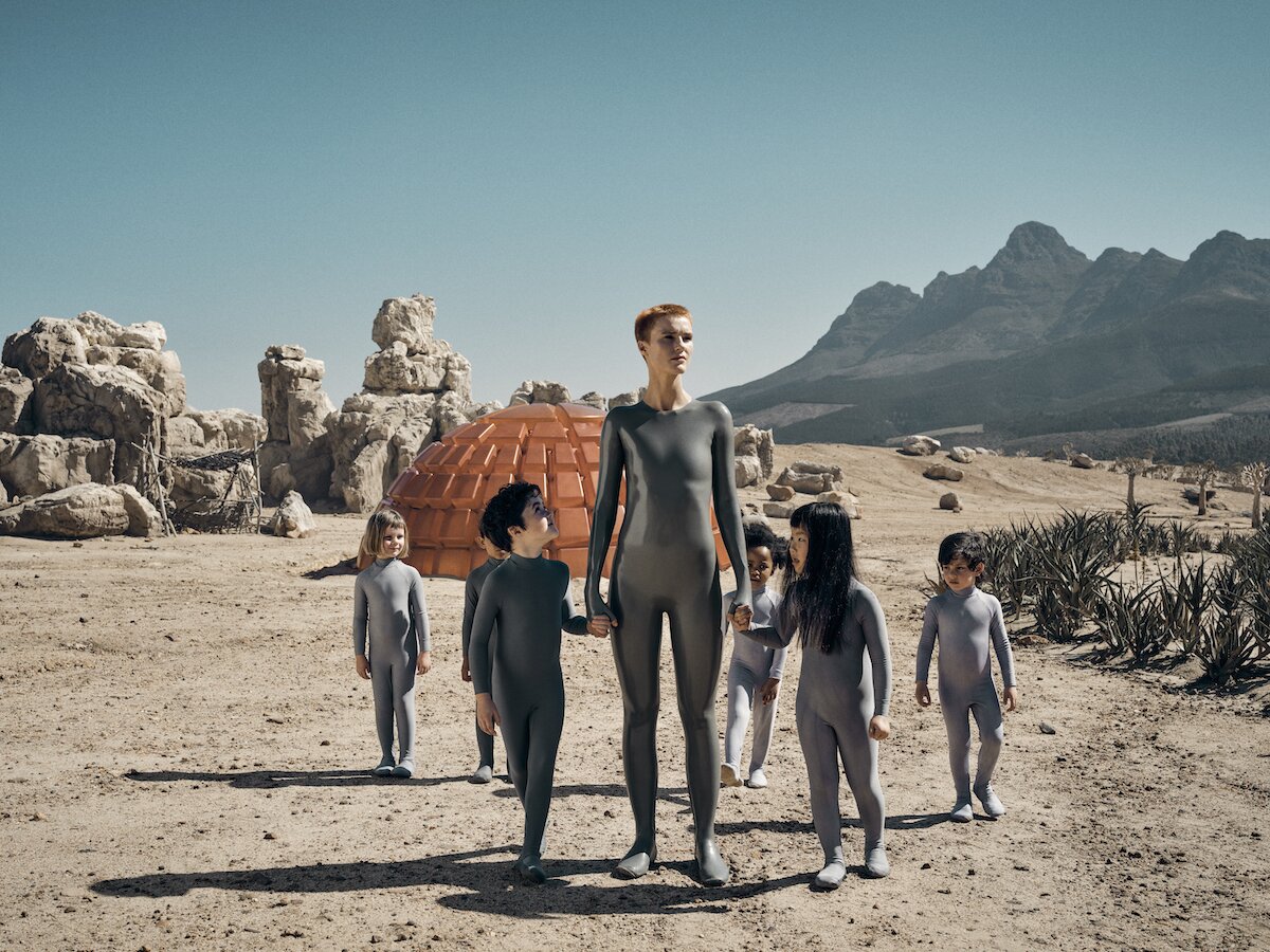 Raised by Wolves su Sky: Ridley Scott regista tv con la “sua” fantascienza tra paure, dubbi e lotta alla sopravvivenza