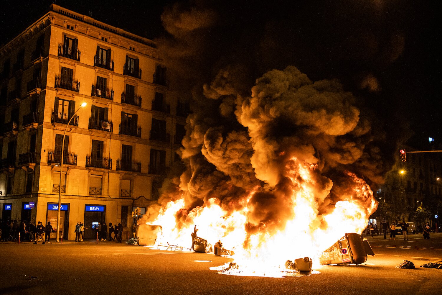 Guerriglia urbana in Spagna contro l’arresto del rapper Pablo Hasel