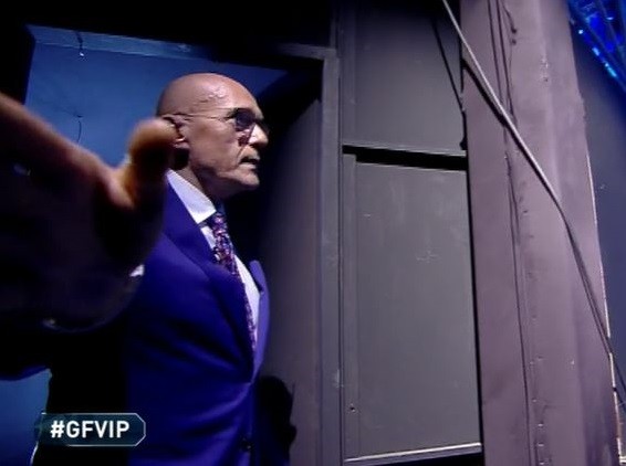 Grande Fratello Vip 5, un topo (finto) in studio per scherzo, Signorini in fuga