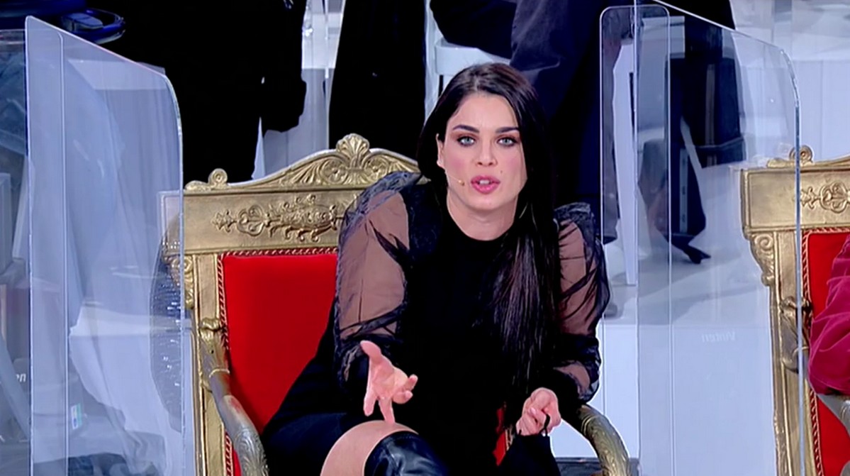 Uomini e Donne, il trono curvy è già un’occasione persa? La frase infelice della tronista Samantha