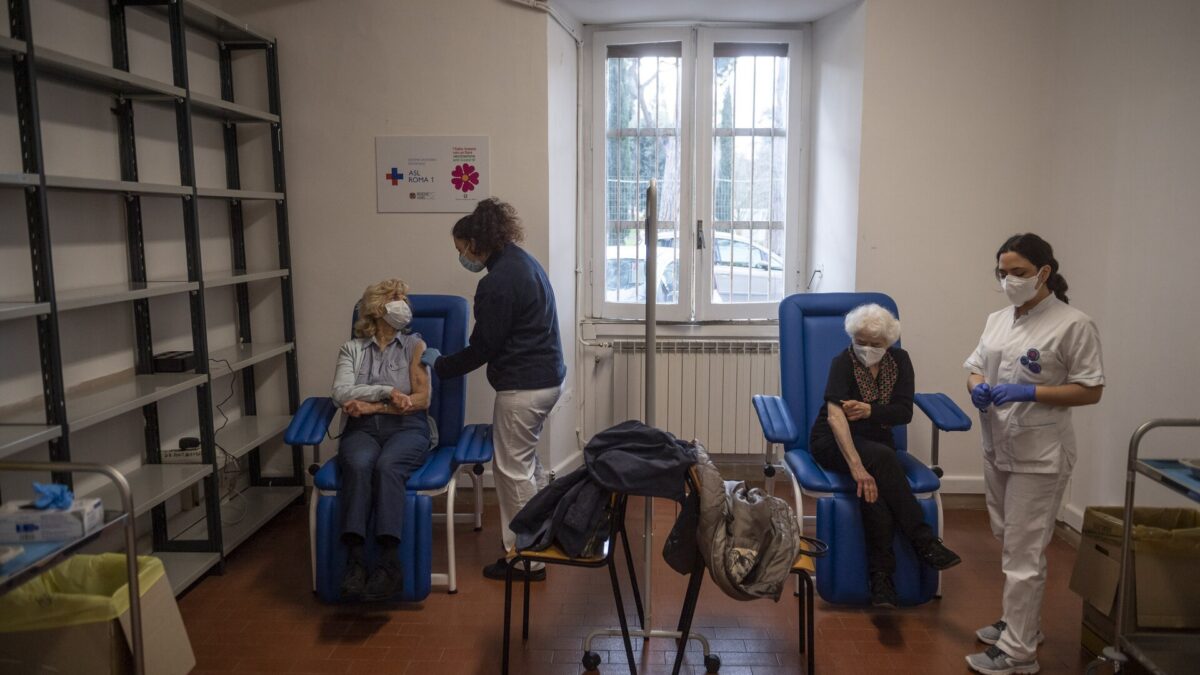 Campagna vaccinale, entro fine marzo dosi a sufficienza per accelerare con somministrazioni