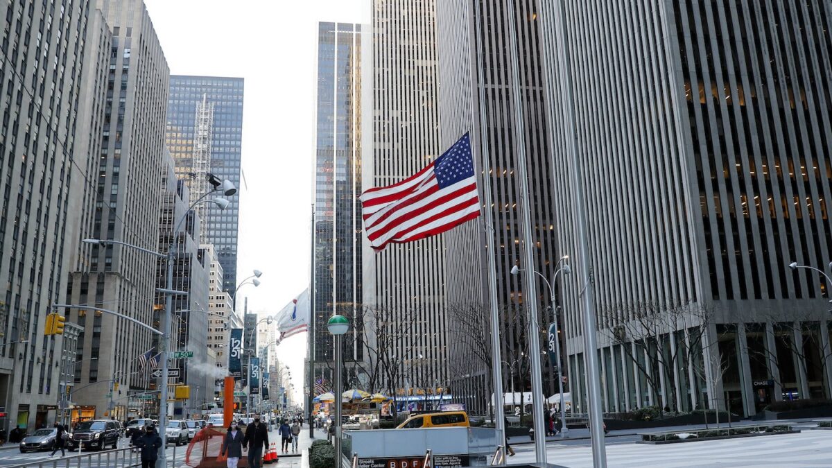 Una nuova variante del virus preoccupa New York. Ecco cosa dicono gli esperti