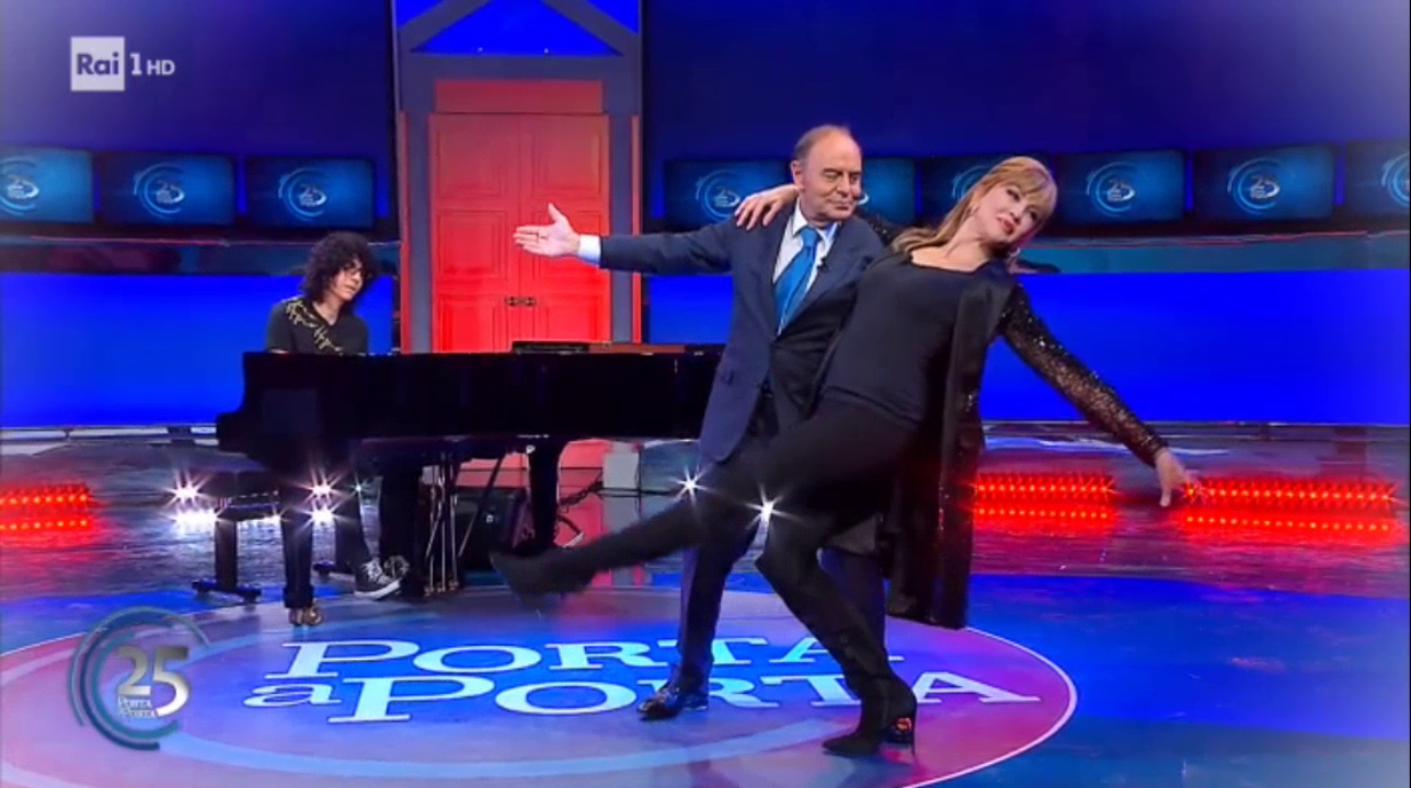 Porta a porta 25 anni, Bruno Vespa balla la storica sigla con Milly Carlucci (video)