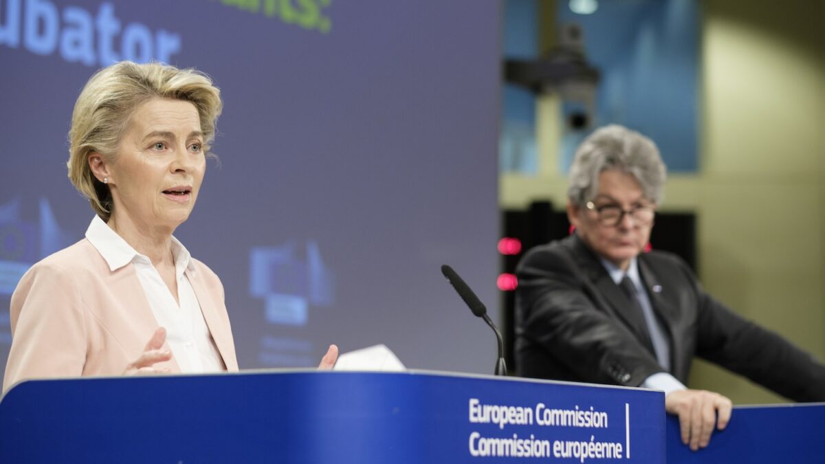 L’UE ordina altre 300 milioni di dosi da Moderna, ma frena su Sputnik V