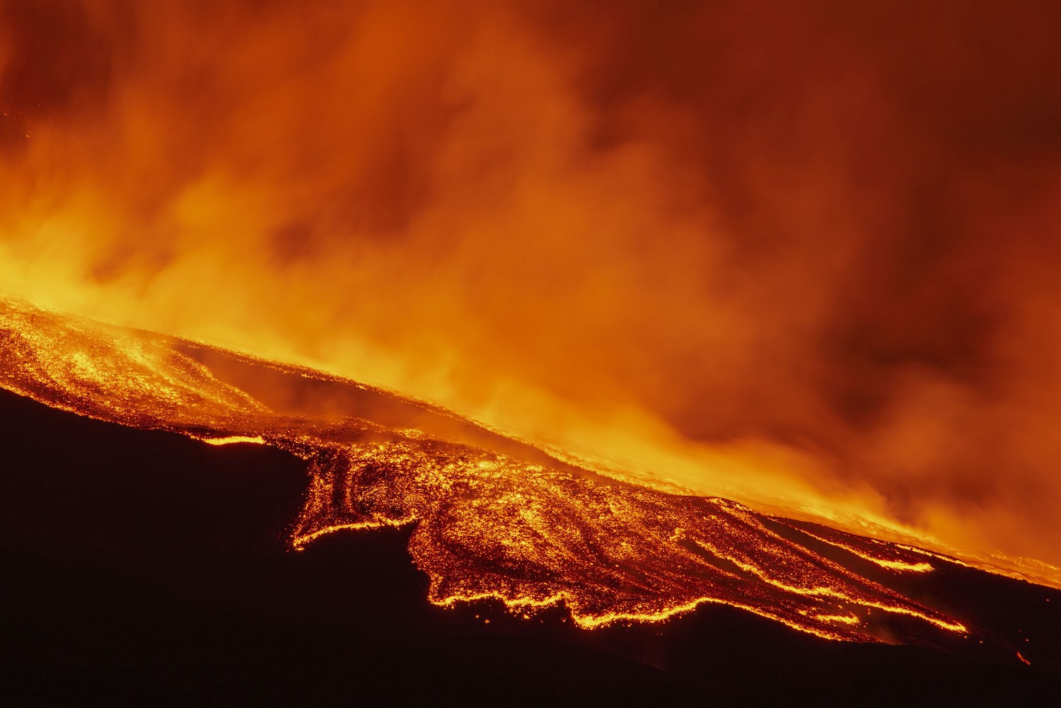 Etna, quarta eruzione in pochi giorni. Le immagini della colata lavica di notte