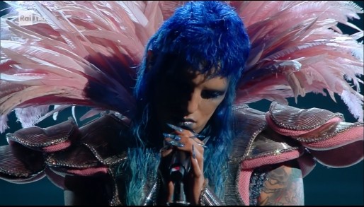 Sanremo 2021, Achille Lauro nella prima serata porta Solo Noi: “Sessualmente tutto, genericamente niente”
