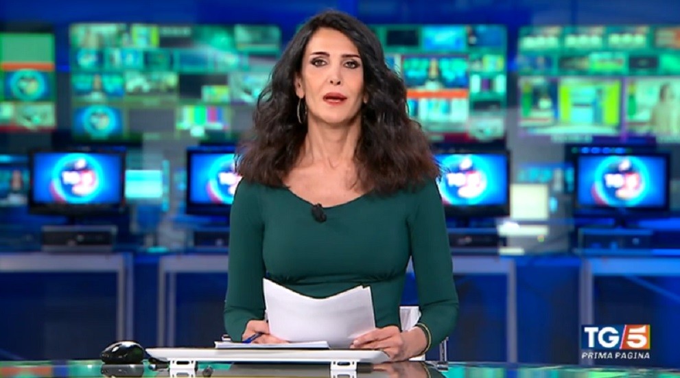 Covid, gaffe al Tg5: “Un anno fa oltre 2900 morti in un giorno”. Ma furono 475