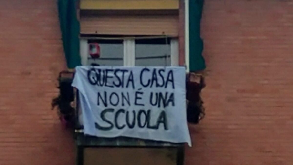 “Questa casa non è una scuola”: la protesta dei genitori contro la chiusura delle scuole