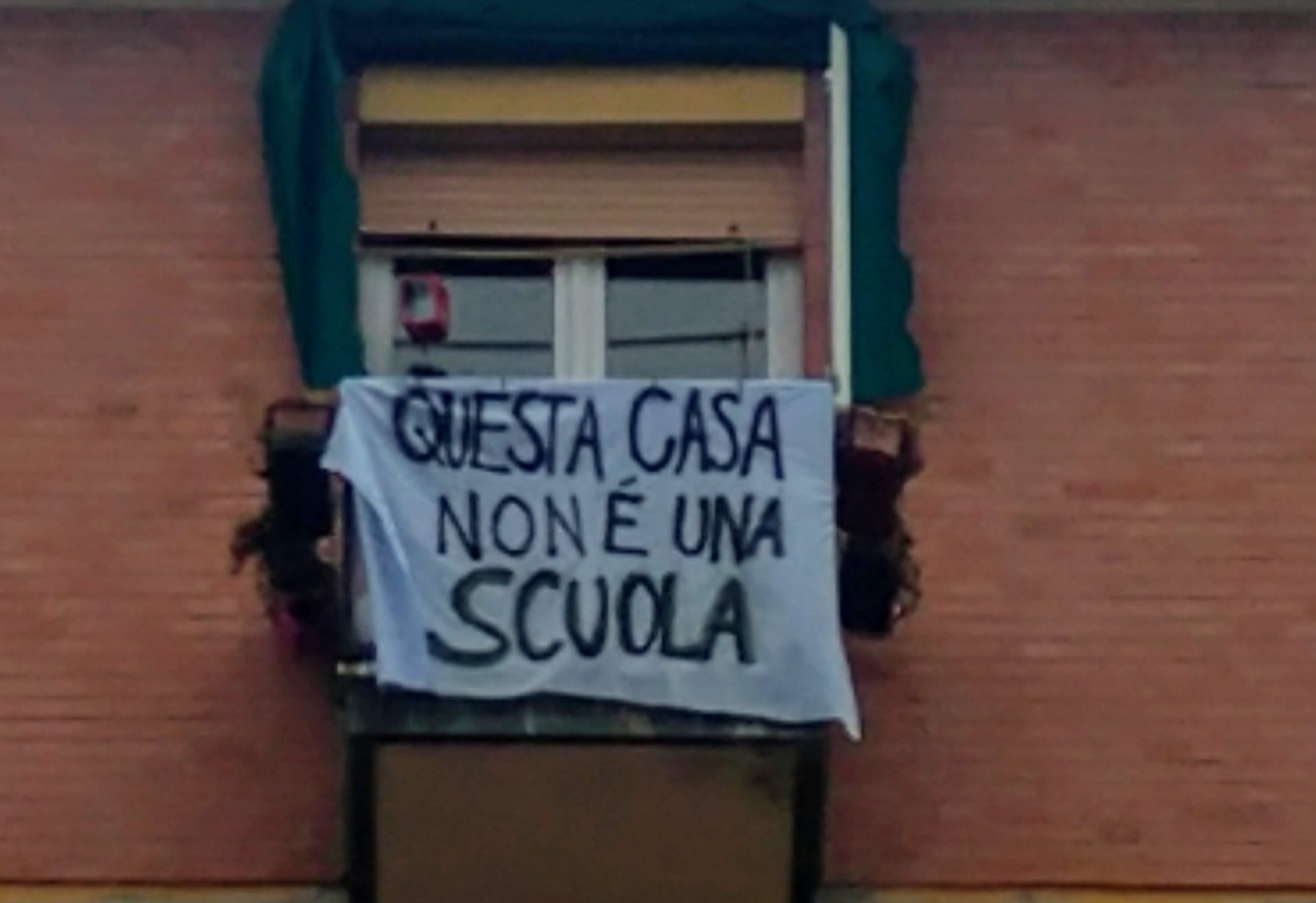 “Questa casa non è una scuola”: la protesta dei genitori contro la chiusura delle scuole