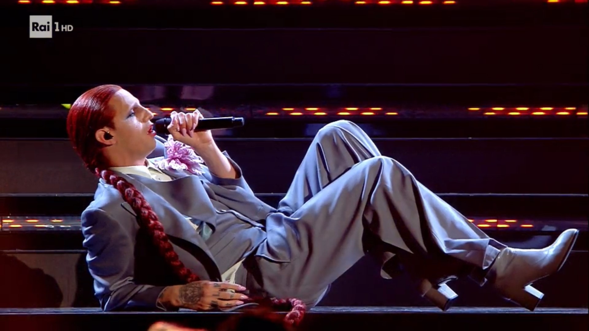 Sanremo 2021, Achille Lauro omaggia Mina con Bam Bam Twist (con una replica del videoclip della canzone)