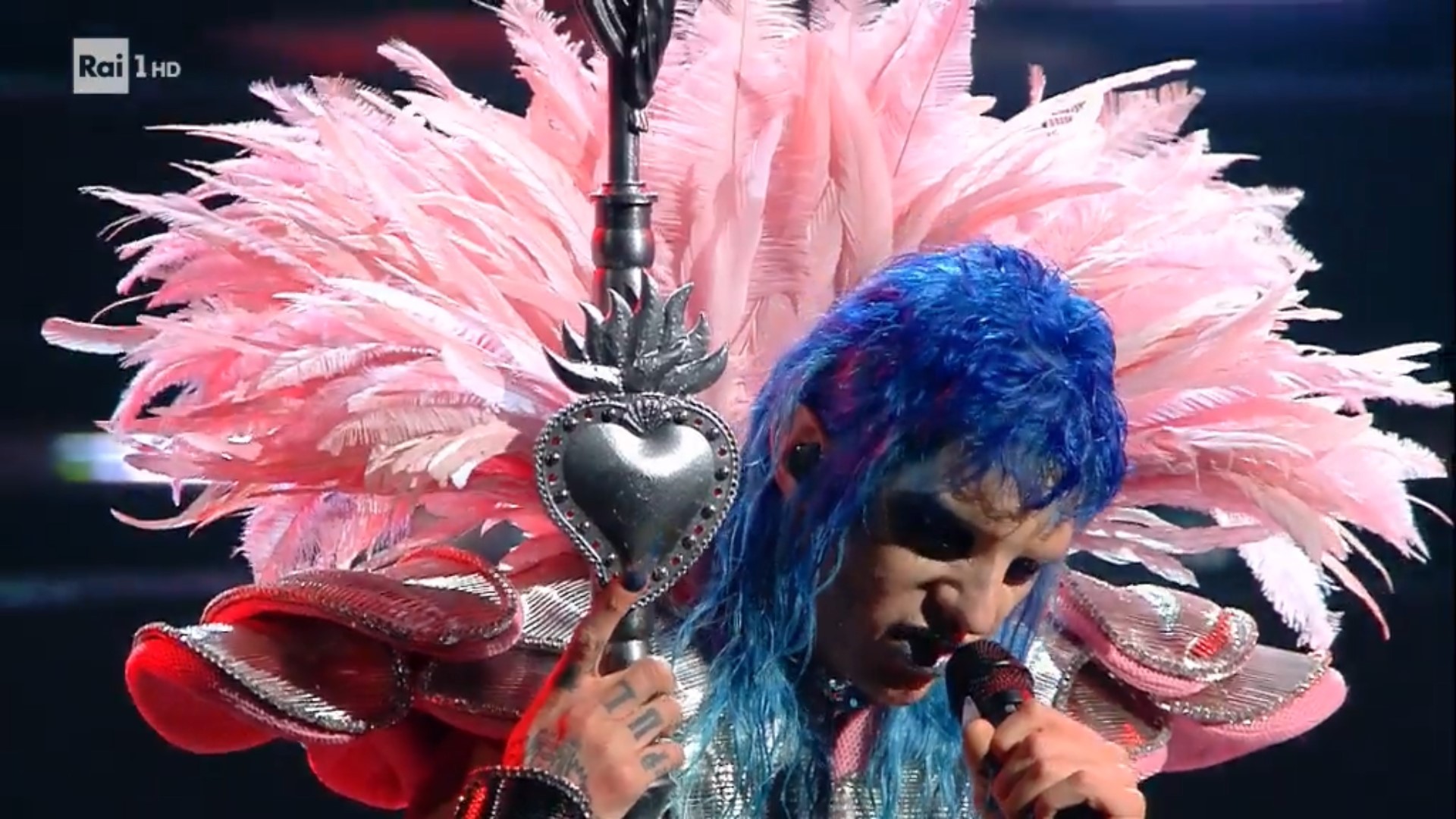 Sanremo 2021, polemica per il primo quadro di Achille Lauro. Famiglia Cristiana: “Esibizione blasfema”