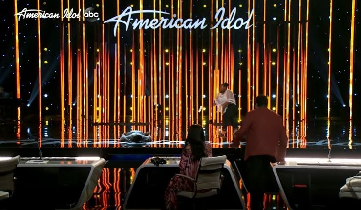 American Idol 2021, la concorrente Funke Lagoke sviene, crollando di faccia sul palco (video)