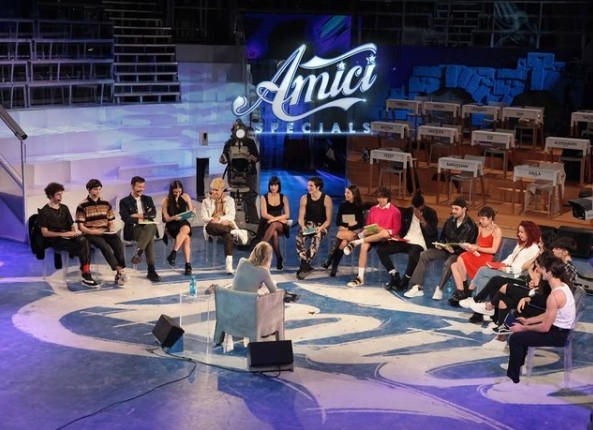 Amici 20, il coming out di Leonardo Lamacchia: “L’omofobia è ancora un problema enorme” (video)