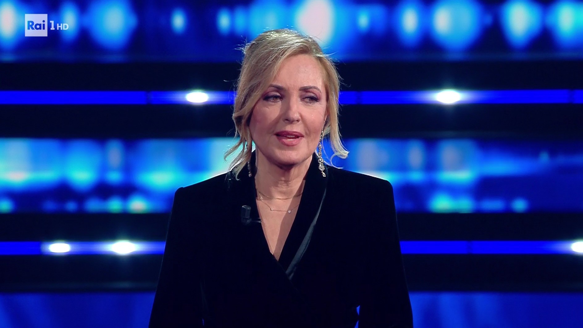 “Studiate e lavorate”: l’appello di Barbara Palombelli alle giovani donne da Sanremo. Ma il suo monologo…