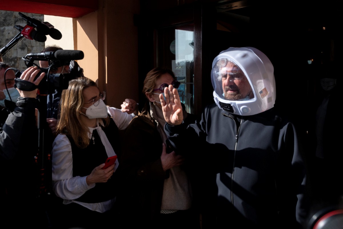 Beppe Grillo detta nuove regole per le ospitate tv dei politici: “Niente interruzioni, inquadrature singole e no stacchi sulle calzature”