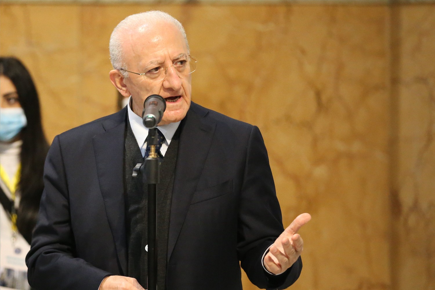 Vaccini, De Luca contro il governo: “Non procederemo per fasce d’età”. Ma Figliuolo lo stoppa