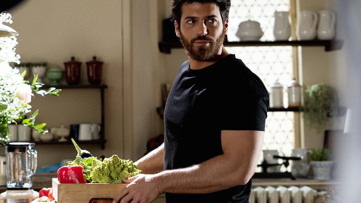 Can Yaman sempre più italiano: protagonista di Viola come il mare oltre che di Sandokan (che slitta al 2022)