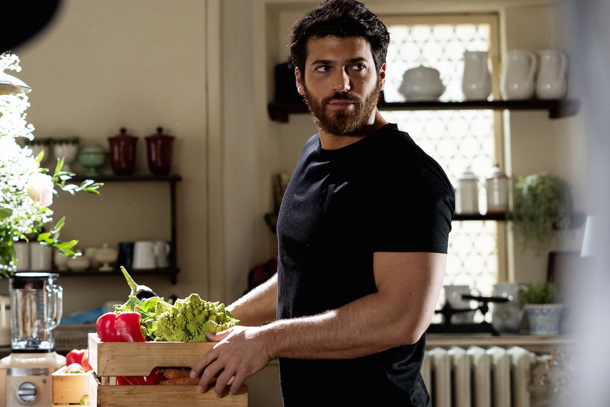 Can Yaman sempre più italiano: protagonista di Viola come il mare oltre che di Sandokan (che slitta al 2022)