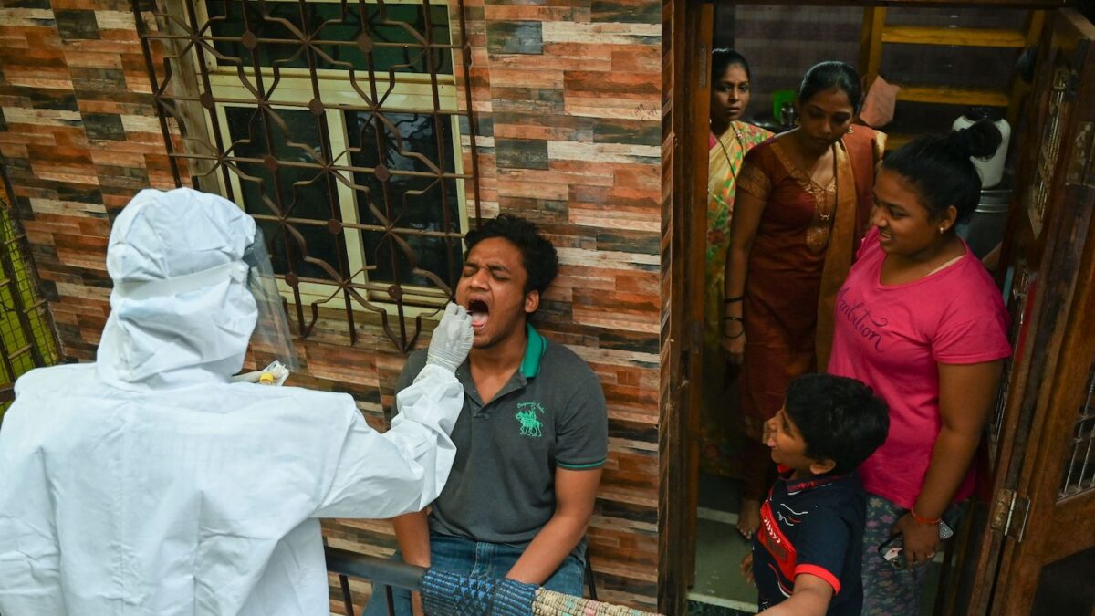 India, i contagi tornano a salire e scattano nuovi lockdown