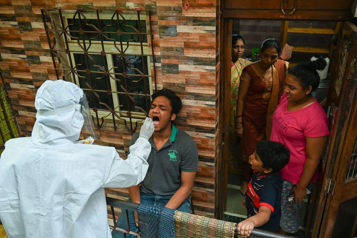 India, i contagi tornano a salire e scattano nuovi lockdown