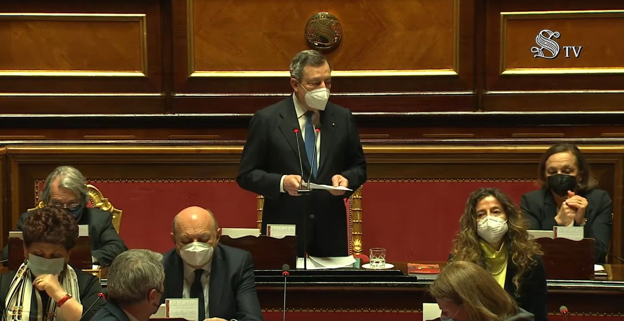 Draghi: “Vaccineremo 500mila persone al giorno e riapriremo”