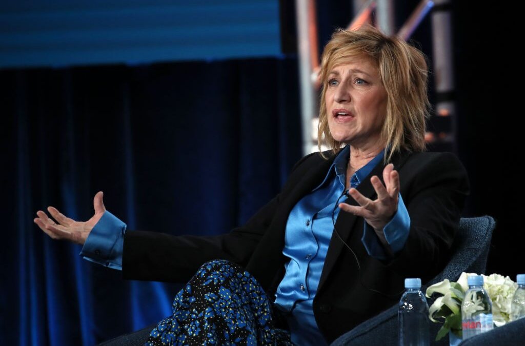 Edie Falco sarà Hilary Clinton in American Crime Story: Impeachment