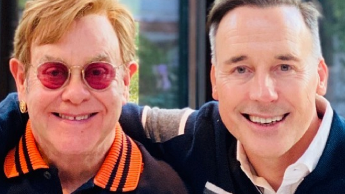 Elton John: “La Chiesa non benedice le unioni gay ma trae profitti da Rocketman”