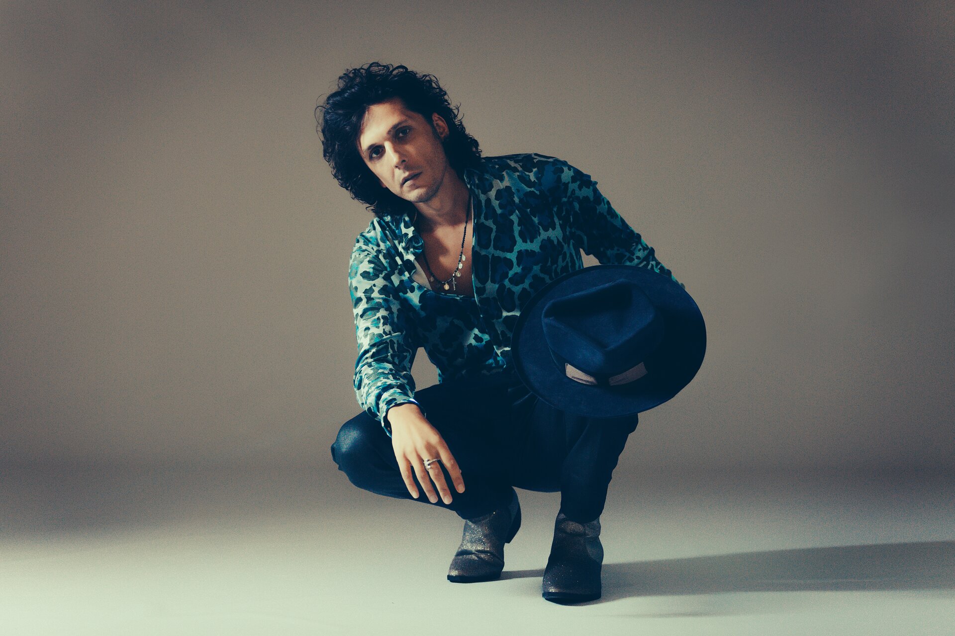 Ermal Meta a Sanremo 2021 con Un milione di cose da dirti, Tribù Urbana il nuovo album (intervista)