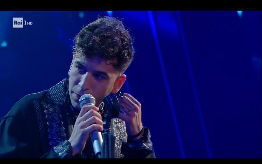 Sanremo 2021, a Fasma non funziona il microfono nel duetto con Nesli: esibizione interrotta
