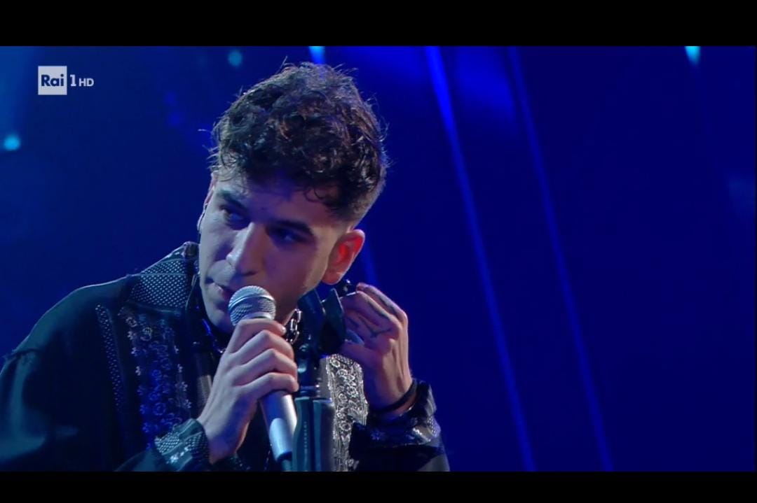 Sanremo 2021, a Fasma non funziona il microfono nel duetto con Nesli: esibizione interrotta