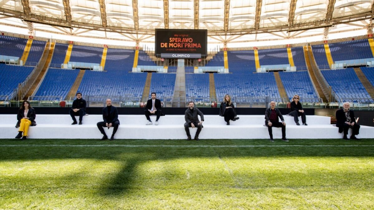 Speravo de Morì Prima, regista e cast presentano (all’Olimpico) la serie Sky e Now Tv su Francesco Totti