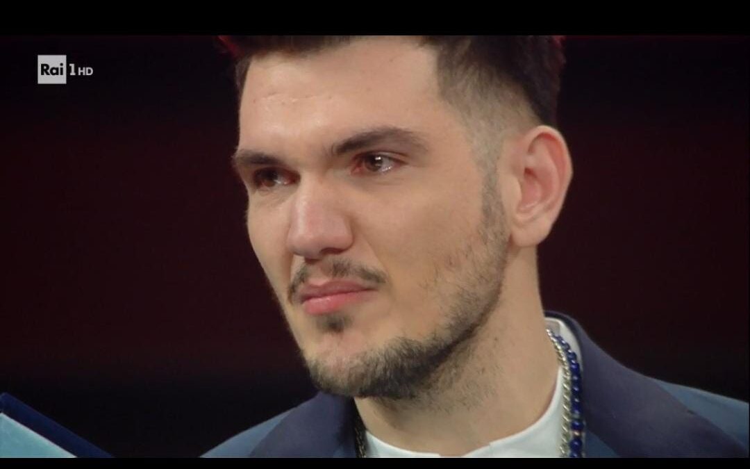 Gaudiano, commosso, vince la categoria Nuove Proposte a Sanremo 2021 con Polvere da sparo